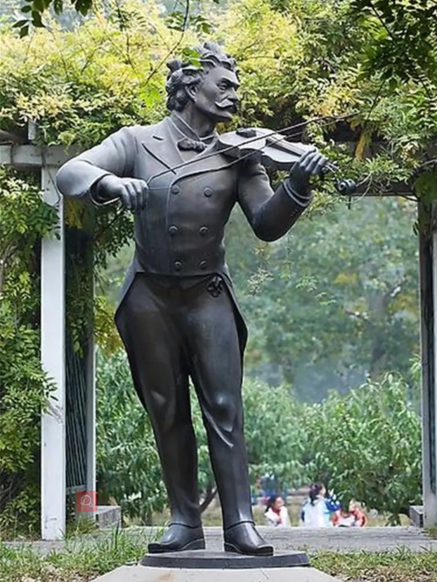 bronze statue of Mozart